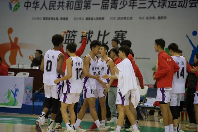 1732440552970074196.jpg 2024.11.23男篮四分之一决赛资格赛,新疆(白)-江西(红).jpg